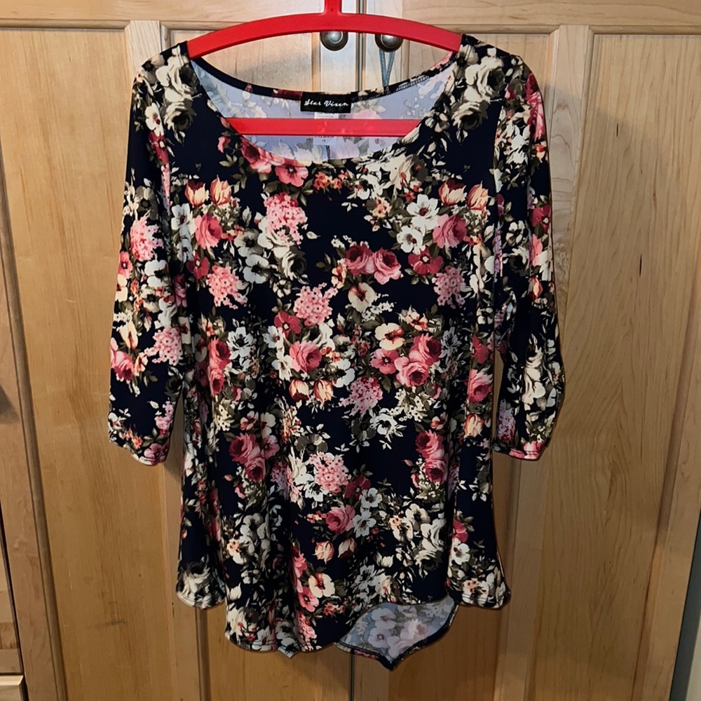Beautiful floral pattern asymmetrical top size 1X